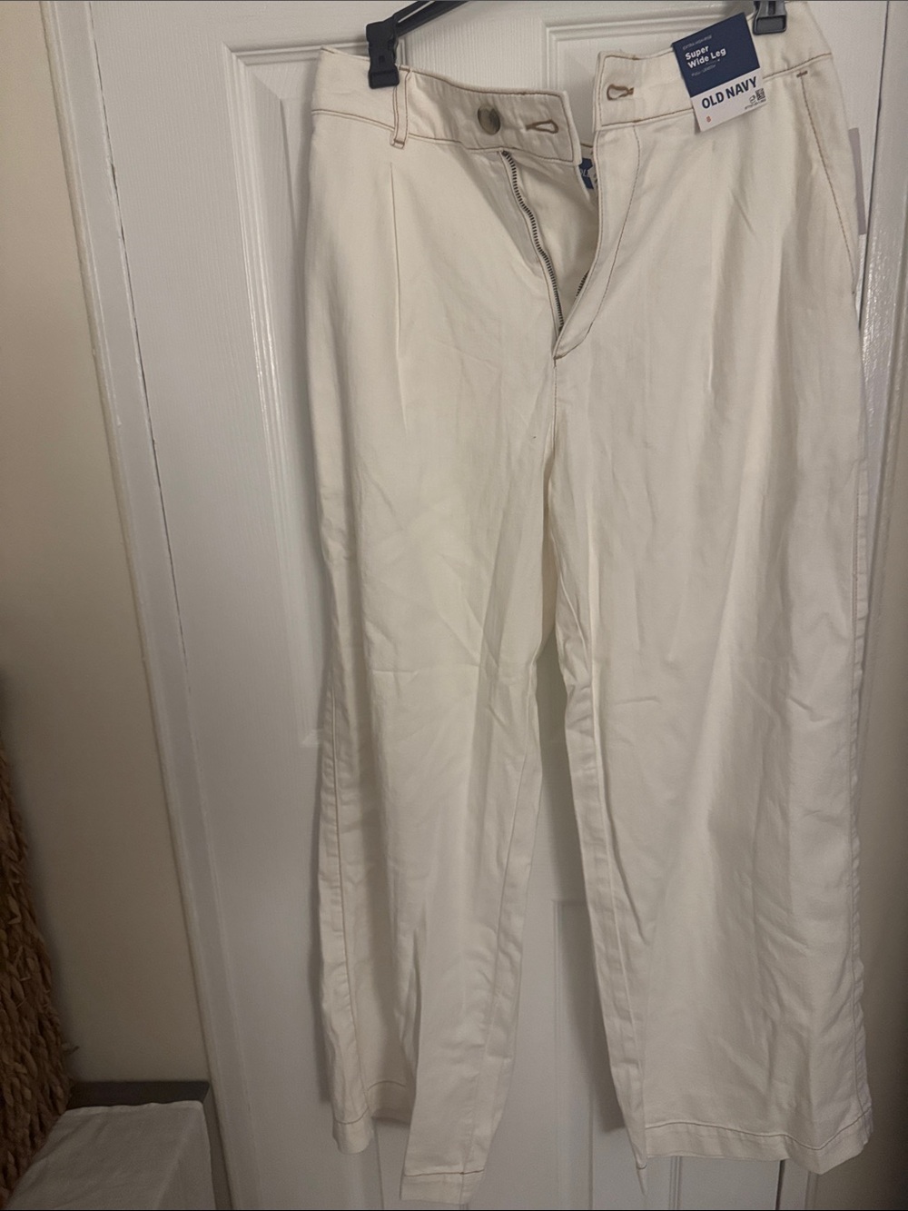 Old Navy women’s Cream Straight-Leg Chinos
